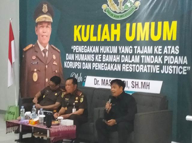 Kepala Kejaksaan Tinggi Kalbar Masyhudi saat memberikan kuliah umum kepada mahasiswa Universitas Kapuas (UNKA) Sintang, Selasa (6/12)