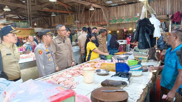 Ketua DPRD Agus Sudarmansyah didampingi Kapolsek Sui Raya AKP D Saragih serta Kabid Perindah Dinas KUMPP Kubu Raya Asep Kurniawan sidak ke Pasar Melati di Parit Baru memantau harga sembako dan bahan pangan menjelang natal dan tahun baru, Selasa (20/12).