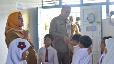 Ketua DPRD Kubu Raya Agus Sudarmansyah meninjau Ujian Akhir Sekolah (UAS) di SD Negeri 38 Sui Raya, Selasa (6/12).