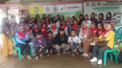 Siswa SMA Negeri 5 saat mengunjungi Kreasi Sungai Putat (KSP) yang terletak di Kelurahan Siantan Hilir untuk belajar Ekonomi Sirkular Berbasis Sisa Pakai, Sabtu (24/12). Foto: yudi