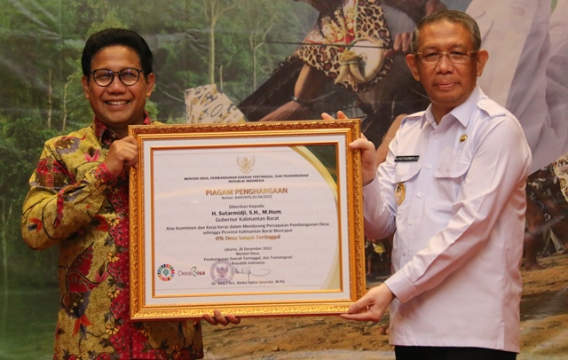 Menteri Desa, Pembangunan Daerah Tertinggal dan Transmigrasi RI Abdul Halim Iskandar memberikan penghargaan kepada Gubernur Kalimantan Barat Sutarmidji atas keberhasilannya menuntaskan desa sangat tertinggal di Kalbar, Rabu (28/12). Foto: dian