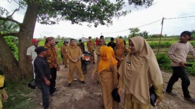 Tim survei lokasi rencana pengembangan Kampung Agro Sport Wisata dari Pemkot Pontianak mengunjungi Kampung Gambut Siantan Hilir (Kuat Sihir), Selasa (27/12). Foto: yudi