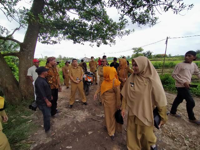 Tim survei lokasi rencana pengembangan Kampung Agro Sport Wisata dari Pemkot Pontianak mengunjungi Kampung Gambut Siantan Hilir (Kuat Sihir), Selasa (27/12). Foto: yudi