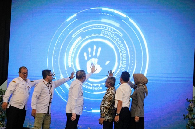 Gubernur Kalbar Sutarmidji, Ketua IAI Pusat, Ketua IAI Kalbar, Wali kota Pontianak saat membuka peringatan memperingati Pekan Kesadaran Antimikroba Dunia, Rabu (30/11). Foto: Farhan