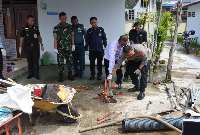 Kejari Ketapang disaksikan forkompinda melakukan pemusnahan pada Rabu (30/11) terhadap alat pendukung bahan peledak yang digunakan nelayan untuk menangkap ikan