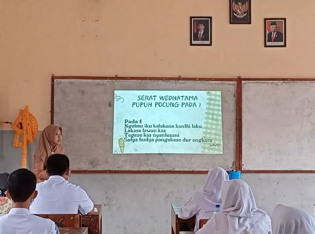 Guru SMK Negeri 2 Kudus, Novi Amalyana Sari mengajarkan pendidikan karakter kepada siswa dengan materi Serat Wedhatama.