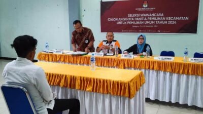 Komisioner KPU Sanggau saat tes wawancara calon PPK yang diikuti sebanyak 191 orang, Senin (12/12).