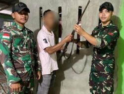 Warga Perbatasan Serahkan 32 Pucuk Senpi Kepada TNI