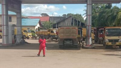 Puluhan kendaraan truk dan bus terpaksa harus berjejal di SPBU Adau/ ATS Jalan Trans Kalimantan Kecamatan Sui Ambawang, Senin (5/12)