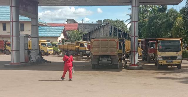 Puluhan kendaraan truk dan bus terpaksa harus berjejal di SPBU Adau/ ATS Jalan Trans Kalimantan Kecamatan Sui Ambawang, Senin (5/12)