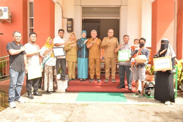 Bupati dan Wakil Bupati menyerahkan bantuan kepada IKM dan UMKM, Senin (12/12).