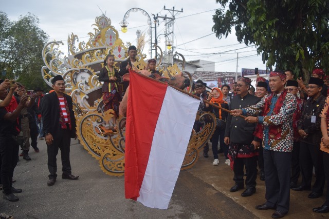 Wakil Bupati Ketapang Farhan membuka Pekan Budaya Madura yang dilaksanakan Jumat - Sabtu, 16-17 Desember 2022 di Ketapang sebagai wujud mempertahankan warisan budaya bangsa kepada generasi muda.