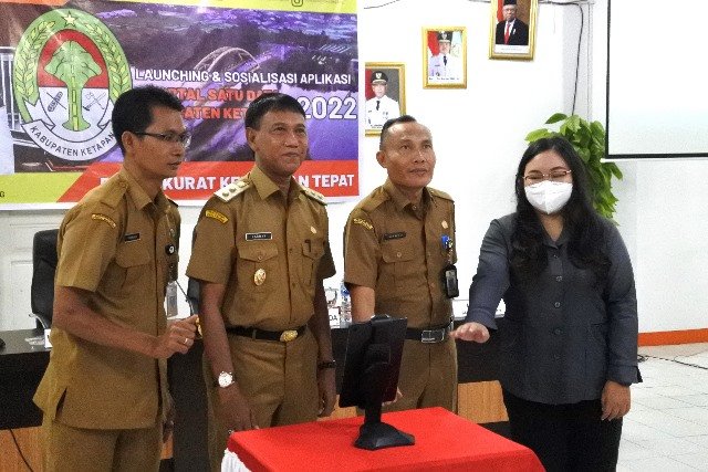 Wakil Bupati Ketapang launching portal satu data yang digunakan oleh seluruh stakeholder di Pemkab Ketapang, Senin (12/12).