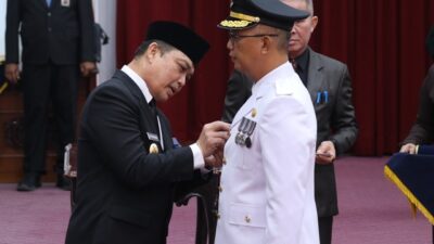 Wakil Gubernur Kalbar Ria Norsa melantik Penjabat Wali Kota Singkawang Sumastro di Balai Petitih, Minggu (18/12).