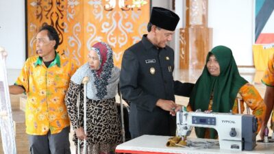 Wakil Bupati Ketapang Farhan saat memberikan bantuan kepada penyandang disabilitas, Rabu (21/12).