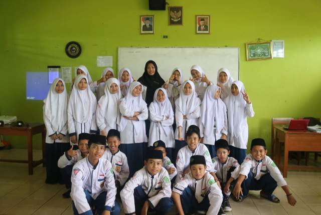 Guru SMP Al Munawir Gringsing, Liya Fitriyani, S.Pd bersama siswa yang belajar aksara jawa