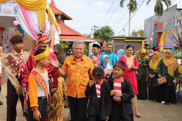 Bupati Kubu Raya Muda Mahendrawan saat mengunjungi SDN 58, Kamis (15/12) apresiasi atas kratifitas dan inovasi siswa.