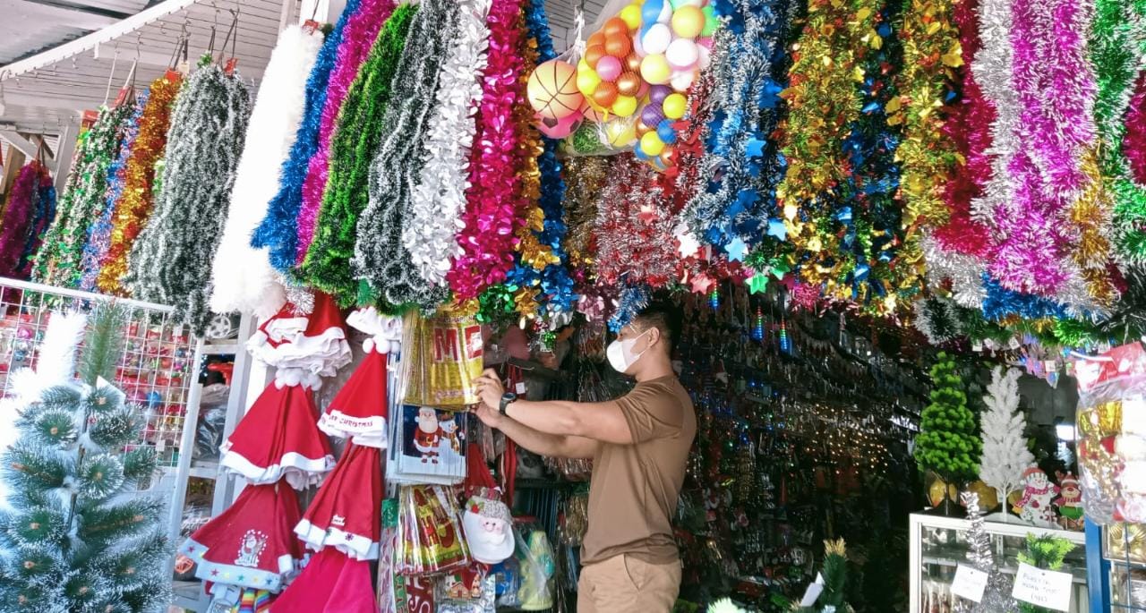 Pernak pernik natal yang menghias toko mulai diburu warga yang merayakan Hari Raya Natal.