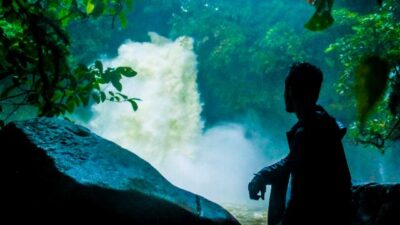 Air Terjun Riam Marum di Desa Pisak, tepatnya di Dusun Dawar, Kecamatan Tujuh Belas, Kabupaten Bengkayang bisa menjadi pilihan dengan keindahannya bisa memanjakan mata dan pikiran