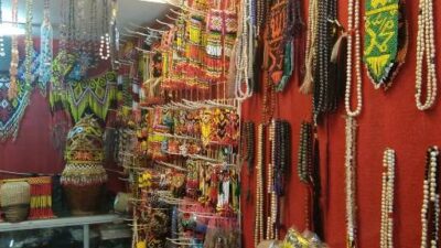 Salah satu kerajinan tangan Kalimantan Barat yang sering kali diburu wisatawan adalah aksesoris Dayak yang dapat dibeli di pusat souvenir Pontianak Jalan Pattimura.