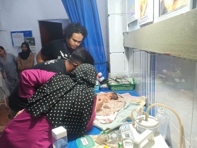 Bayi mungil yang ditemukan Asep tepat depan rumahnya pada Jumat (20/1) malam dibawa ke bidan untuk mendapatkan perawatan medis.