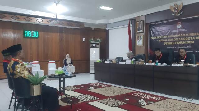 Ketua KPU Kalbar Ramdan bersama anggota saat menerima penyerahan syarat dukungan dari bacalon anggota DPD RI pada Kamis (29/12) lalu. Dari total 28 orang tersisa 22 orang yang dinyatakan akan diverifikasi dan mengikuti tahap berikutnya.