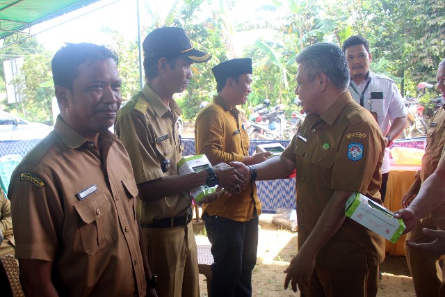 Bupati Kubu Raya Muda Mahendrawan menyerahkan simbolis benih bibit cabai dan saprodi kepada kepala desa yang ada di Kecamatan Sui Ambawang, Senin (9/1).