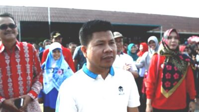 Bupati Sambas Satono saat mengikuti aksi makan bergizi yang diikuti ribuan siswa unutk mencegah stunting, Rabu (18/1)