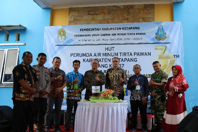 Staf Ahli Bupati bidang Ekonomi, Keuangan dan Pembangunan Pemkab Ketapang Junaidi Firawan bersama Forkompinda saat menghadiri HUT Perumda Tirta Pawan, Sabtu (7/1).