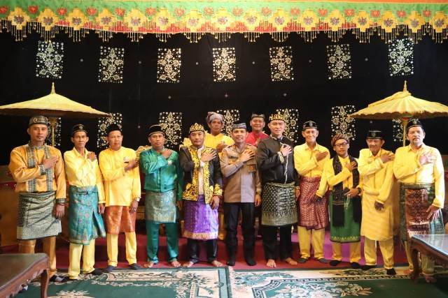 Kepala Polres Ketapang AKBP Laba Meliala bersilaturahmi dengan Ikatan Keluarga Kerajaan Matan Tanjung Pura (IKKRAMAT) Ketapang, Sabtu (28/1). Foto: naufal