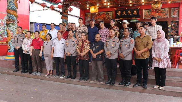 Kapolres Ketapang AKBP Laba Meliala saat Jum’at Curhat dalam rangka silaturahmi dan tatap muka bersama warga Tionhoa di Komplek Klenteng Tua Pek Kong Ketapang, Jum’at (13/1).