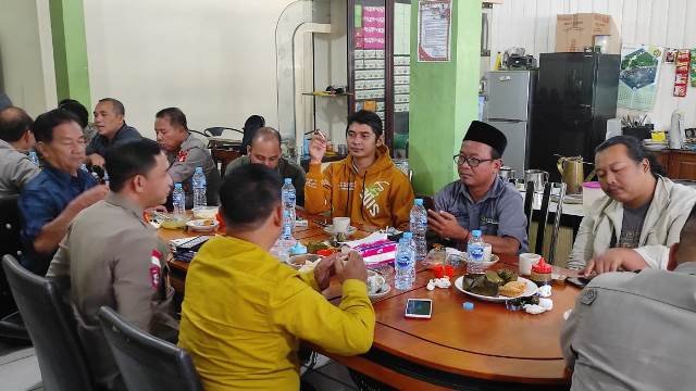 Kapolres Sanggau bersama wartawan di Sanggau yang dihadiri Ketua PWI Sanggau Gusti Yusri dalam agenda Jumat Curhat untuk mendapatkan masukan dari para jurnalis.
