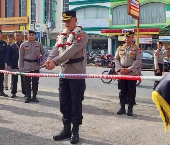 Kapolres Sanggau Suparno Agus Candra Kusumah memotong buluh saat akan memasuki area Mapolres Sanggau, Jumat (6/1).