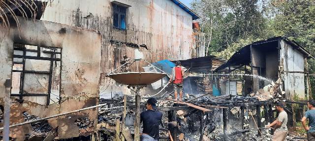 Sebuah rumah di Jalan Trans Kalimantan Dusun Nanga Tayap Kecamatan Nanga Tayap dilahap si jao merah. Peristiwa yang terjadi pada Selasa (17/1) membuat si pemilik rumah panik dan meminta pertolongan warga sekitar.