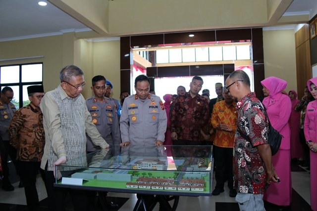 Gubernur Kalbar dan Kapolda Kalbar saat meresmikan Markas Polres (Mapolres) Kubu Raya yang terletak di Jalan Trans Sui Ambawang Kabupaten Kubu Raya, Jumat (27/1).