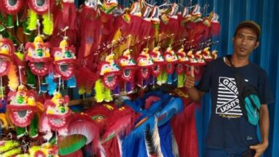 Pedagang musiman, Heriyanto menjual barongsai mini untuk meraup pundi cuan dengan memanfaatkan momen Imlek di sepuraan kawasan Jalan Gajahmada Pontianak.