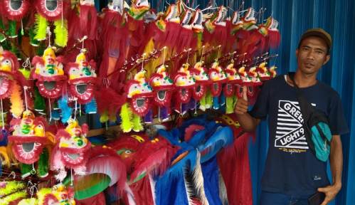 Pedagang musiman, Heriyanto menjual barongsai mini untuk meraup pundi cuan dengan memanfaatkan momen Imlek di sepuraan kawasan Jalan Gajahmada Pontianak.