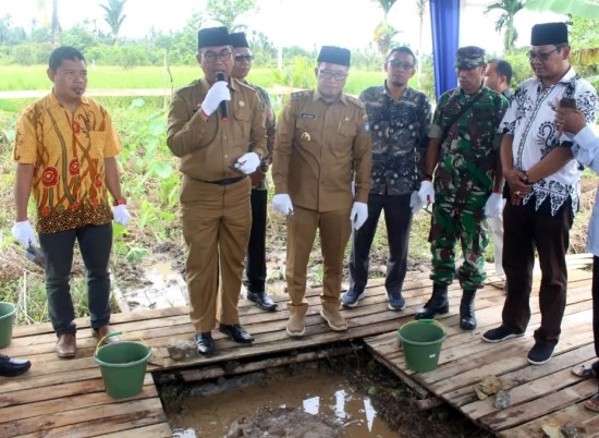 Asisten Administrasi dan Umum Setda Provinsi Kalimantan Barat Alfian Salam didampingi Wakil Bupati Kubu Raya Sujiwo, Ketua Yayasan Darunnajah Raya Makhrus Effendi dan anggota DPRD Kubu Raya serta tamu undangan lainnya melakukan peletakan batu pertama pembangunan pendopo Pemakaman Moderen Raudhatul Jannah di kawasan wakaf produktif Darunnajah Raya, Selasa (31/1).