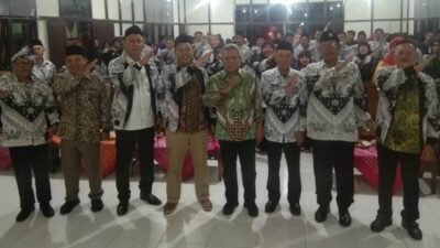 Pengurus PGRI Pontianak silaturahmi ke pengurus PGRI Kubu Raya yang dihadiri Bupati Kubu Raya Muda Mahendrawan dan Plt Ketua PGRI Kalbar, Minggu (7/1).