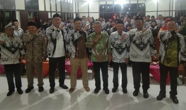 Pengurus PGRI Pontianak silaturahmi ke pengurus PGRI Kubu Raya yang dihadiri Bupati Kubu Raya Muda Mahendrawan dan Plt Ketua PGRI Kalbar, Minggu (7/1).