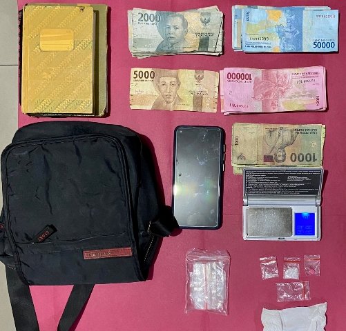 Polisi berhasil menangkap seorang pemilik narkoba jenis sabu seberat 0,94 gram berinisial R (39) berikut barang bukti lainnya, Kamis (19/1)