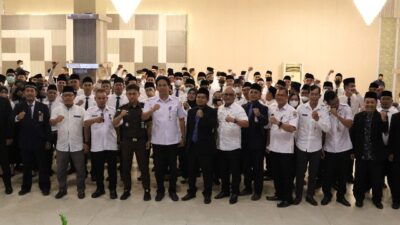 Sebanyak 100 orang anggota Panitia Pemilihan Kecamatan (PPK) dari 20 kecamatan di Kabupaten Ketapang dilantik, Kamis (5/1). Foto: naufal