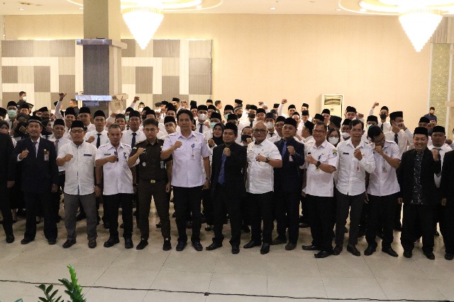 Sebanyak 100 orang anggota Panitia Pemilihan Kecamatan (PPK) dari 20 kecamatan di Kabupaten Ketapang dilantik, Kamis (5/1). Foto: naufal