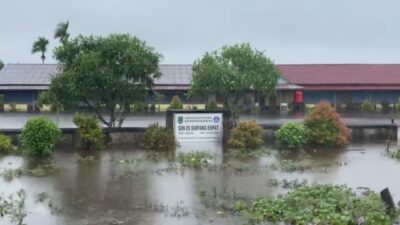 Salah satu sekolah di Sambas yang rerendam banjir akibat curah hujan tinggi yang terjadi pada Minggu (29/1). Dan banjir juga menggenangi ratusan rumah di sejumlah desa