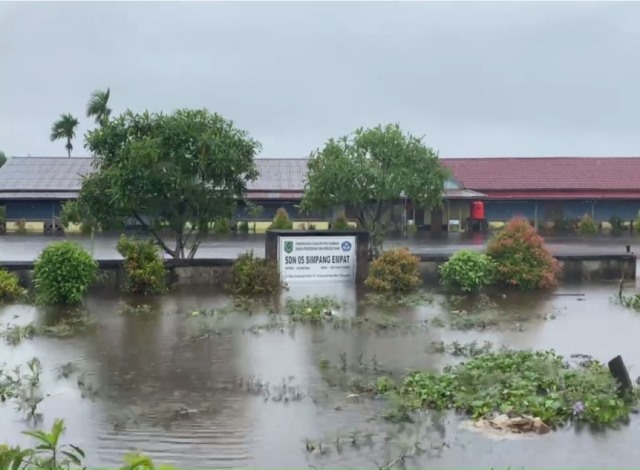 Salah satu sekolah di Sambas yang rerendam banjir akibat curah hujan tinggi yang terjadi pada Minggu (29/1). Dan banjir juga menggenangi ratusan rumah di sejumlah desa