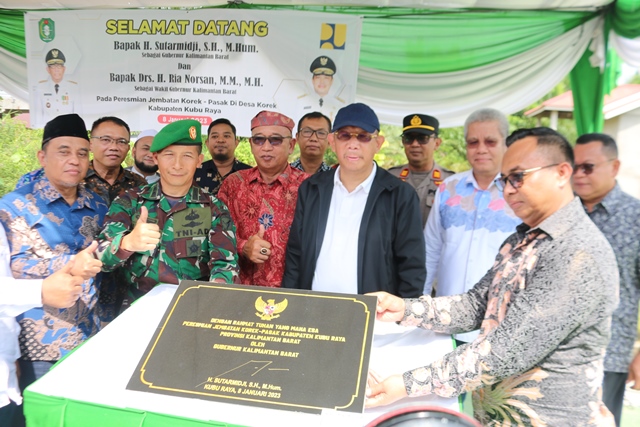 Gubernur Kalbar Sutarmidji meresmikan Jembatan Korek pada Minggu (8/1) di Desa Korek Kecamatan Sui Ambawang Kabupaten Kubu Raya yang dinilai telah membuka akses enam desa yang selama ini terisolir. Foto: fan