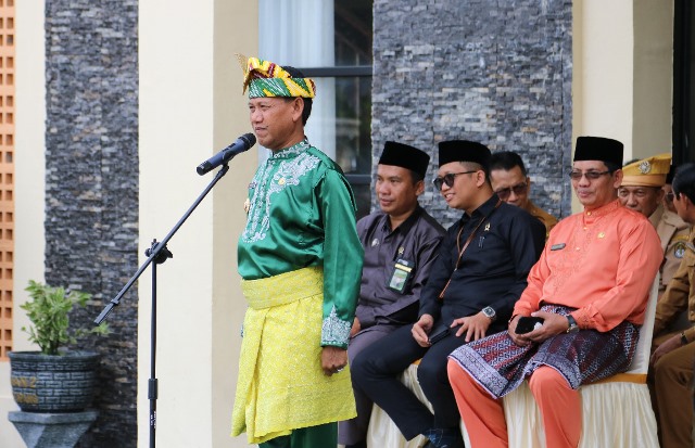 Wakil BBupati Ketapang Farhan memimpin upacara peringatan Hari Amal Bakti Kementerian Agama ke-77, Selasa (3/1).