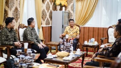 Wakil Bupati Ketapang Farhan saat menerima Kepala BPJS Ketenagakerjaan Ketapang Julianto Marpaung pada Kamis (5/1) dalam rangka pemberian BPJS Ketenagakerjaan untuk 3.040 penyiar dakwah.