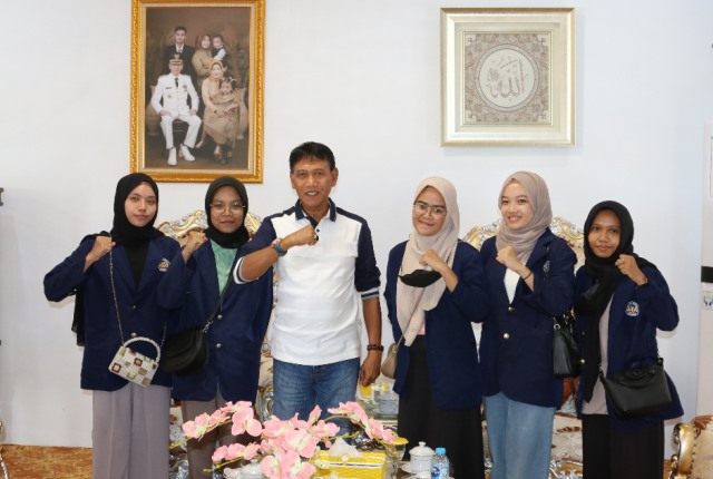Wakil Bupati Ketapang Farhan menerima audiensi mahasiswi Fakultas Matematika dan Ilmu Pengetahuan Alam (MIPA) Untan Pontianak, Senin (16/1).