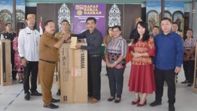 Ketua LP3KD Sanggau, Yohanes Ontot menyerahkan bantuan alar musik kepada pengurus kecamatan LP3KD saat raker LP3KD, Senin (16/1